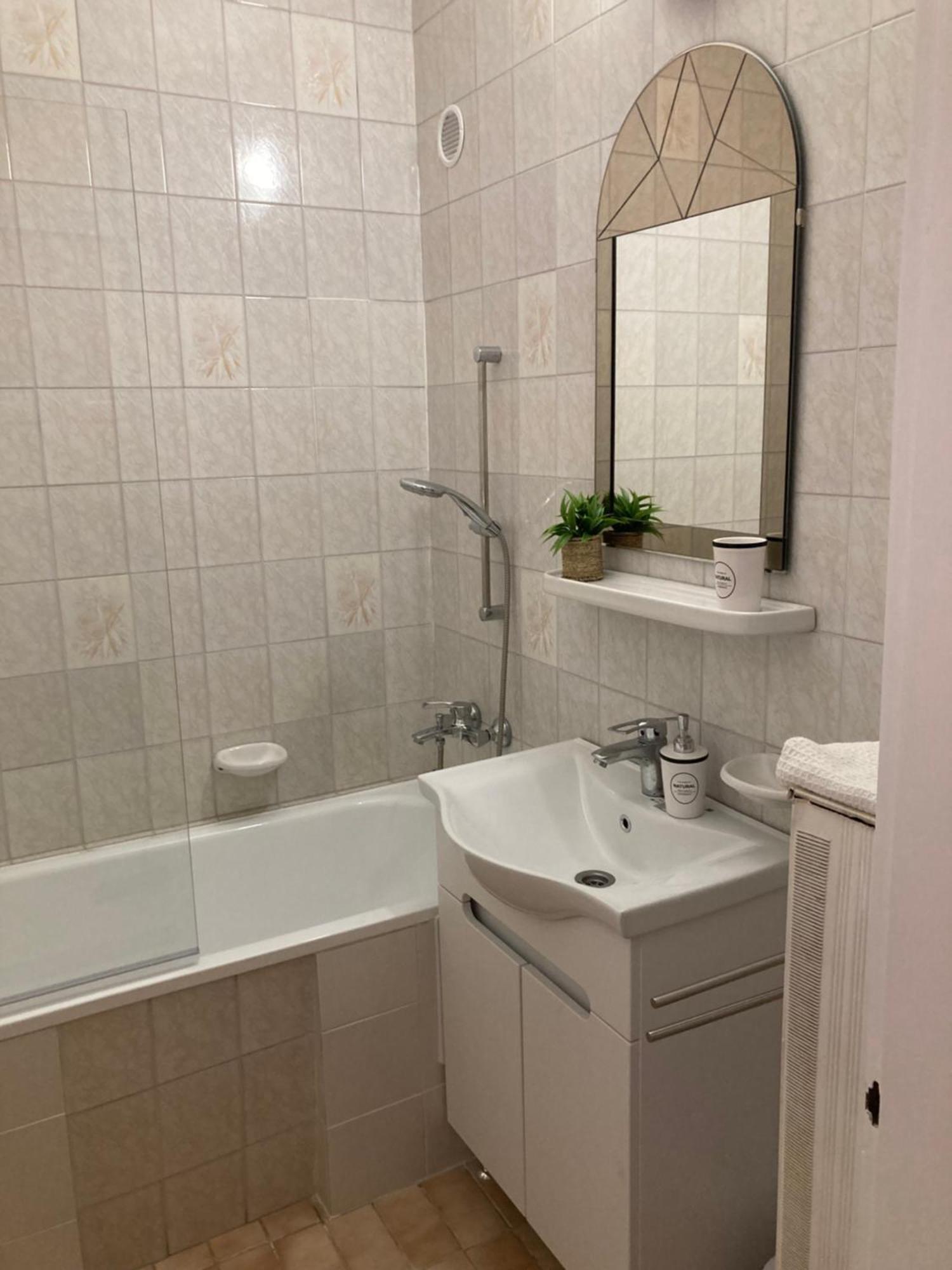 Belvarosi Classic Apartman 85 Square Meters Szombathely Bagian luar foto