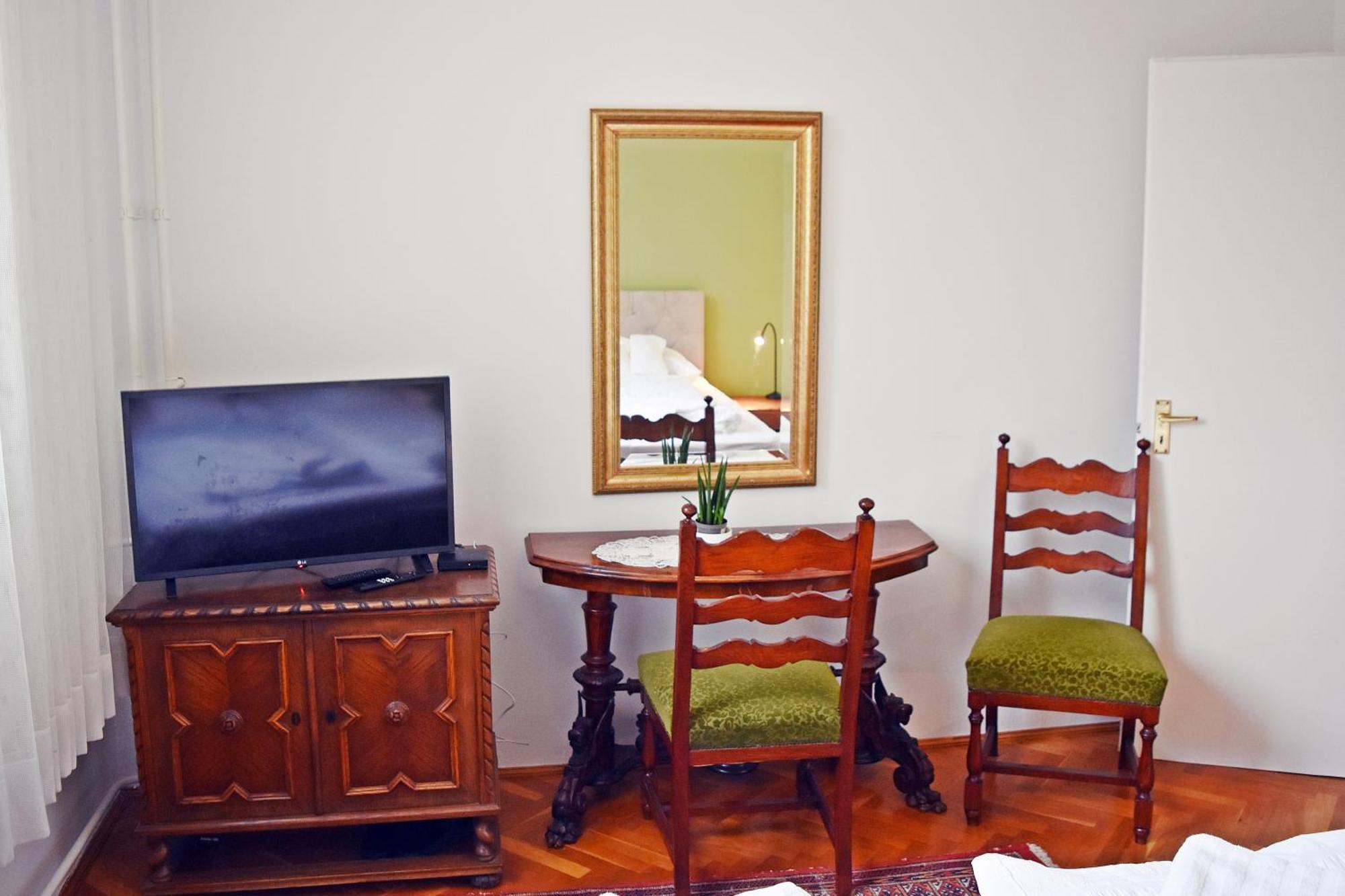 Belvarosi Classic Apartman 85 Square Meters Szombathely Bagian luar foto