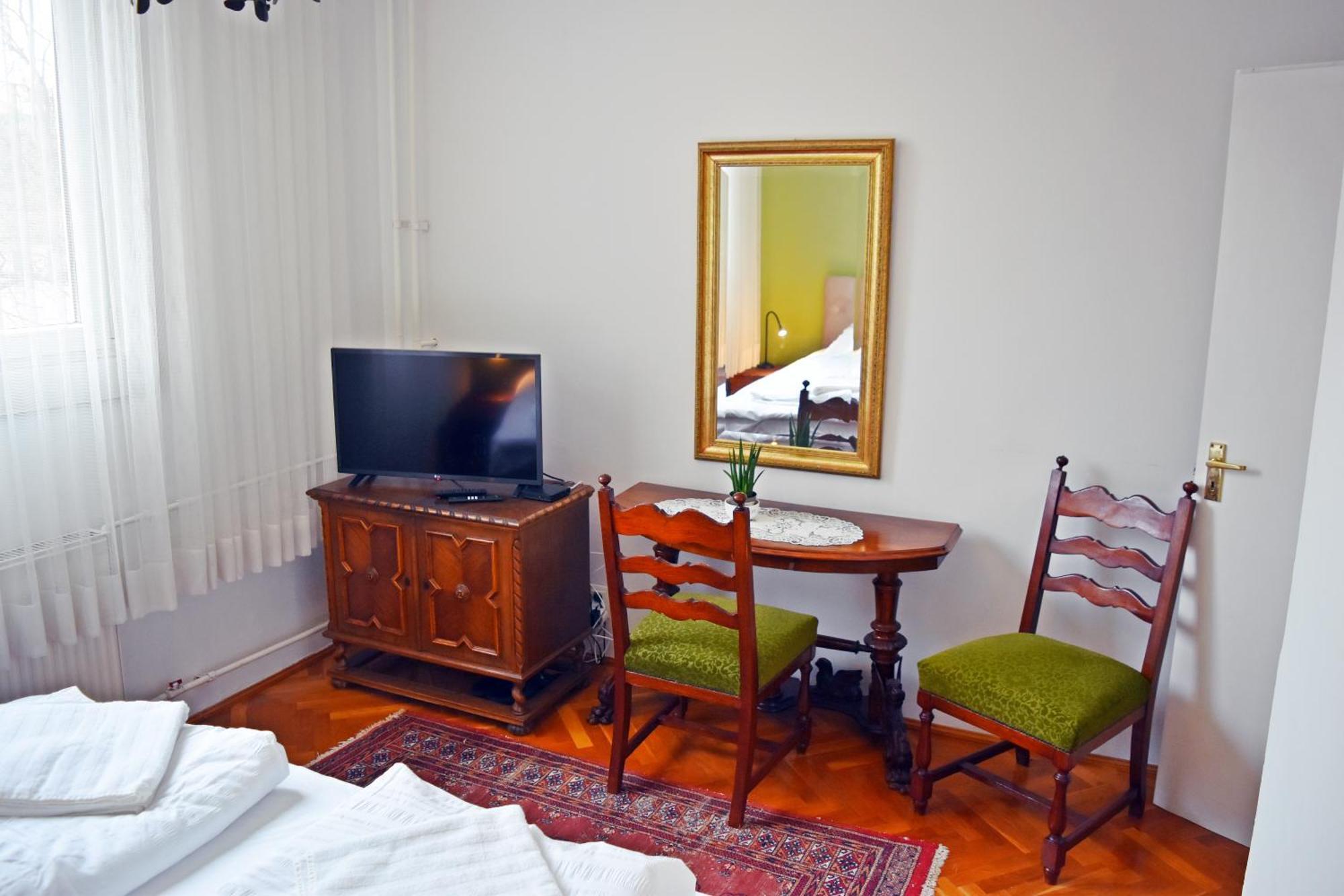 Belvarosi Classic Apartman 85 Square Meters Szombathely Bagian luar foto
